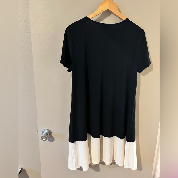 Annalee & Hope black and white color block tshirt dress, size large - Picture 3 of 3